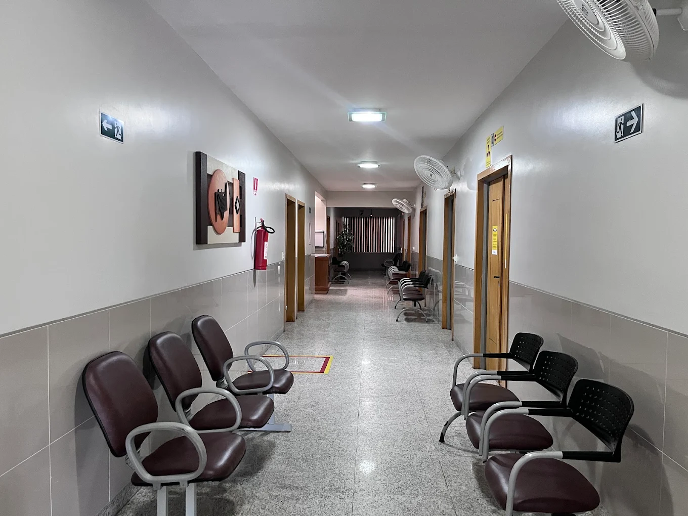 Corredor e área de espera da Clínica Costa Campos em Itapipoca